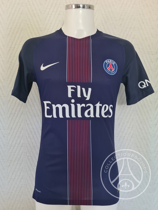 Maillot PSG porté par Aurier