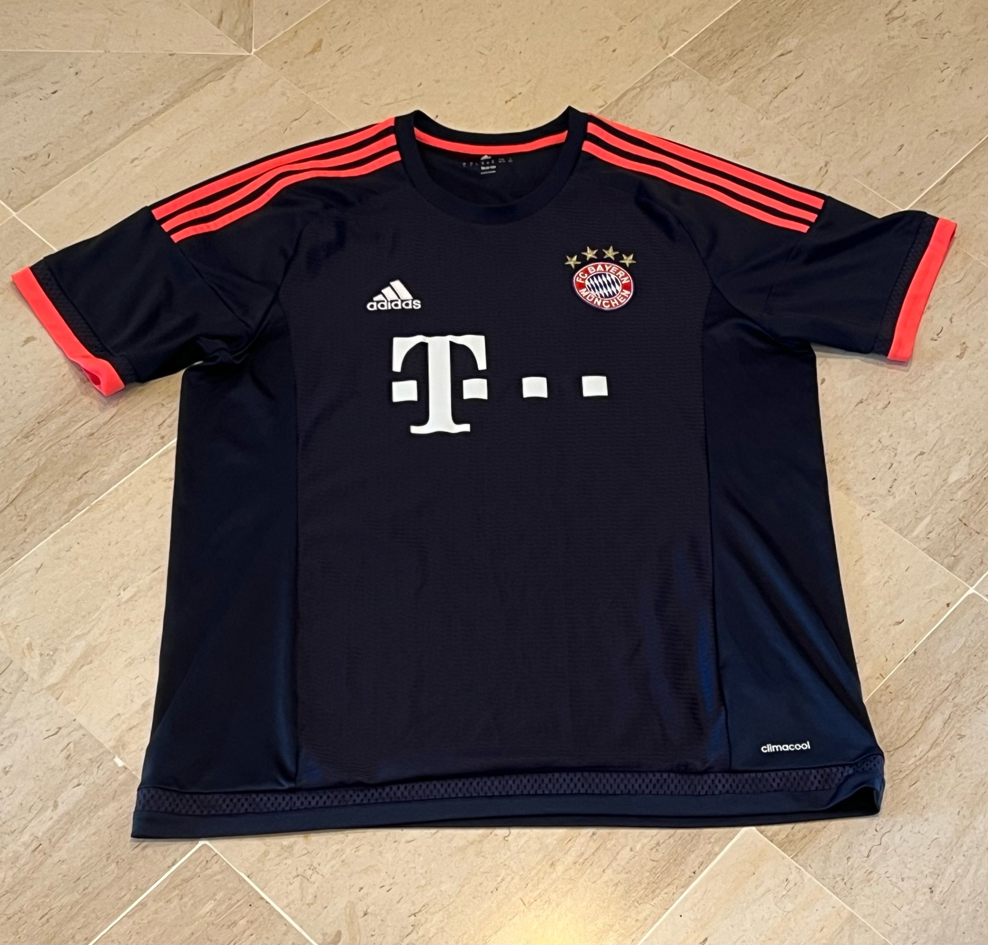2015-16 Bayern Munchen Third Shirt excellent condition