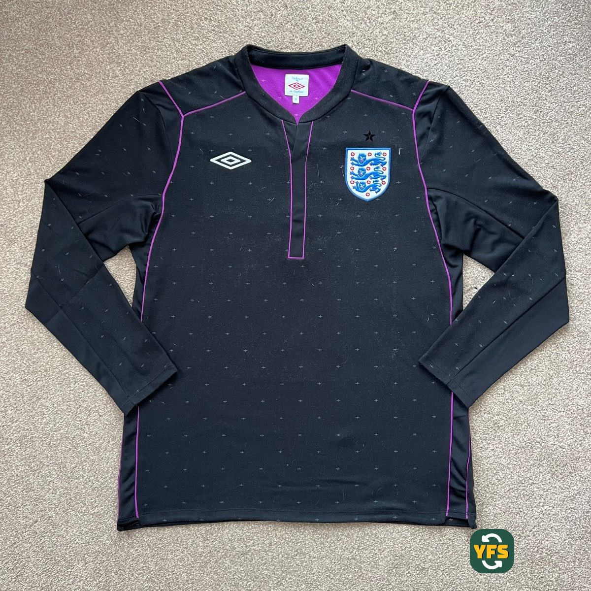 England 2010-2011 Goalkeeper Store Version Umbro - YourFootballShirt - Photo 1