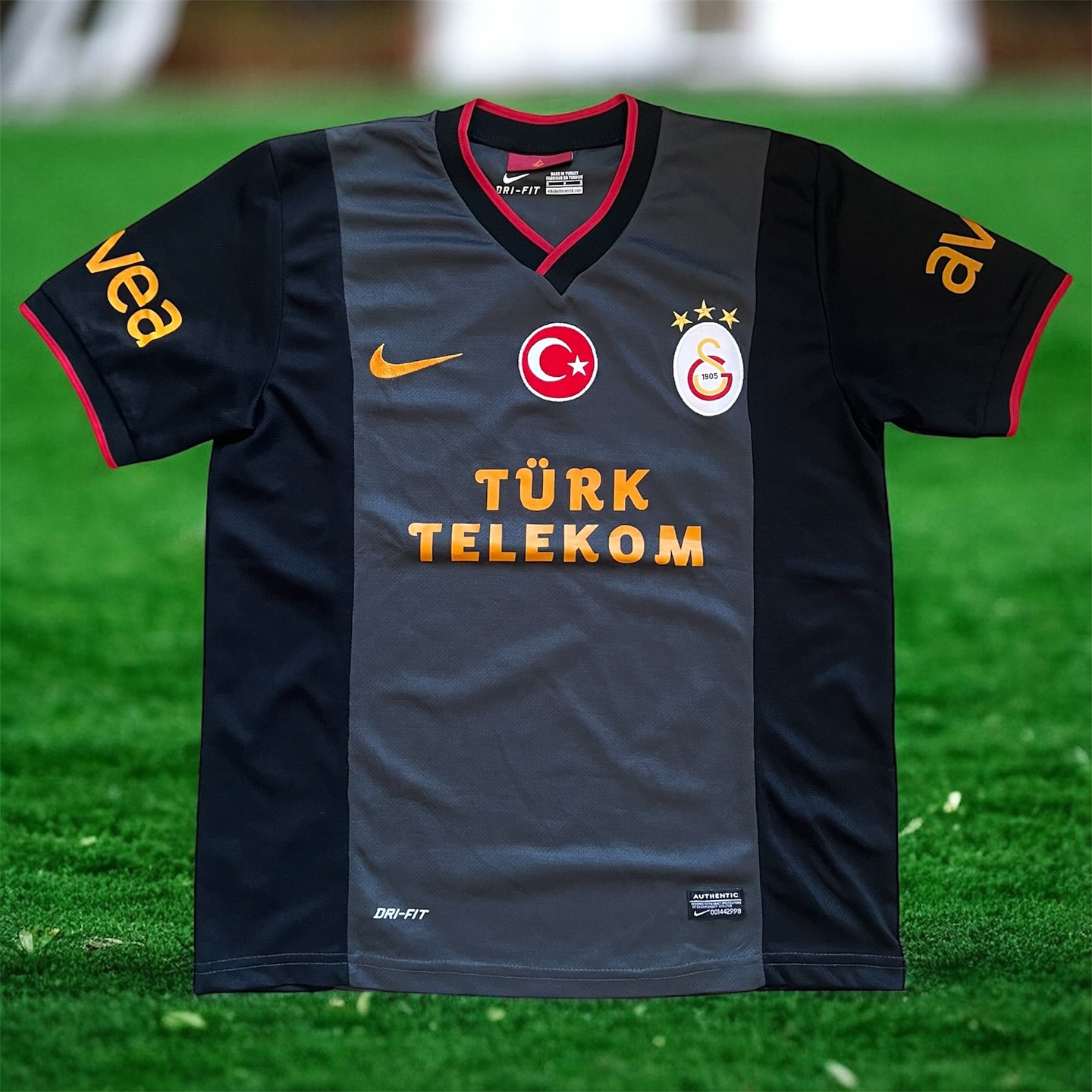 Galatasaray SK 2013-2014 Away Store Version Nike - YourFootballShirt - Photo 1