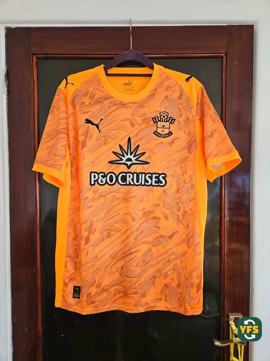 Southampton 2025-2026 Goalkeeper Store Version Puma - YourFootballShirt - Photo 1