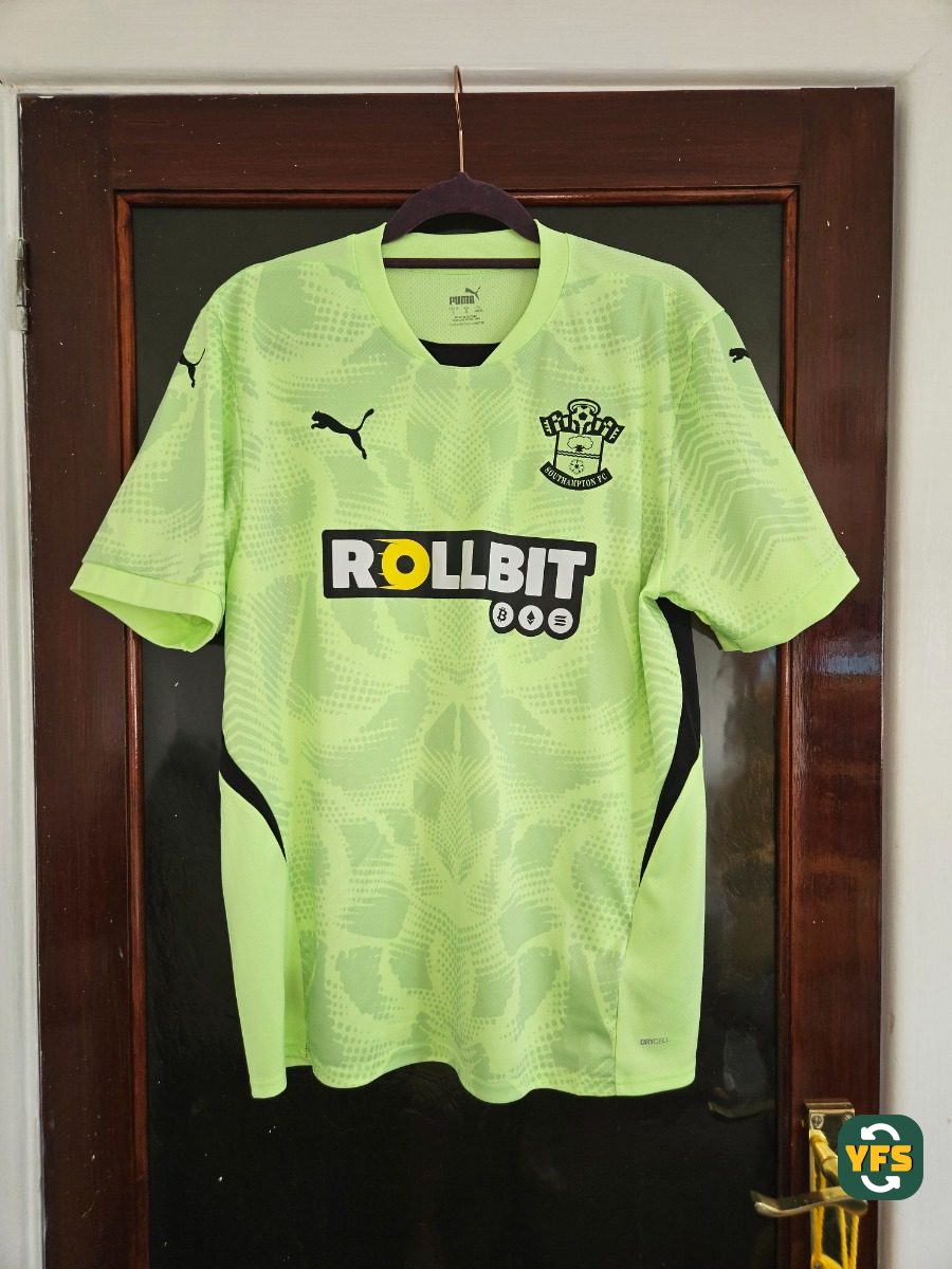 Southampton 2024-2025 Goalkeeper Store Version Puma - YourFootballShirt - Photo 1
