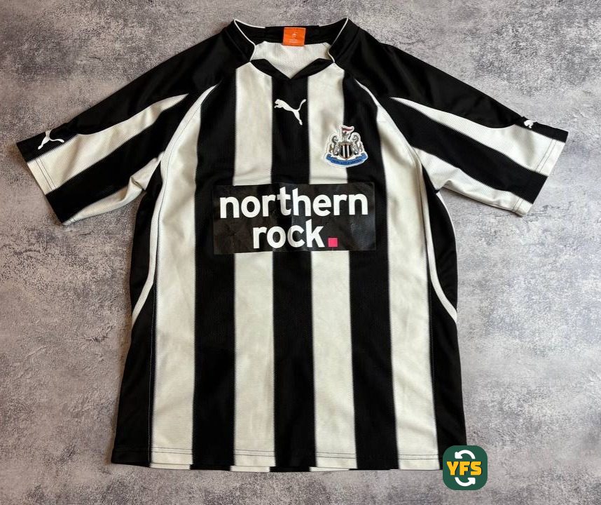 Newcastle United 2010-2011 Home Store Version Puma - YourFootballShirt - Photo 1