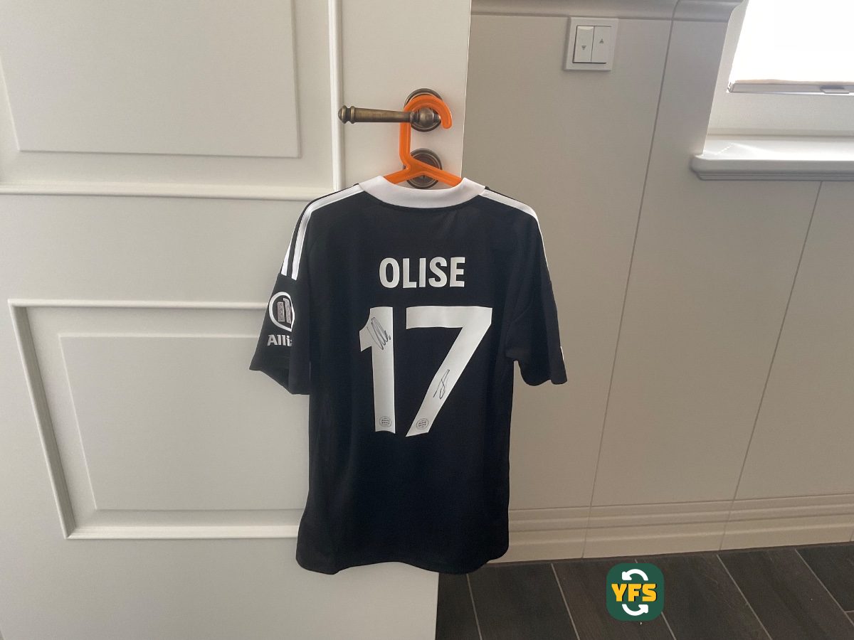 Bayern München 2025-2026 Goalkeeper Store Version Adidas original - YourFootballShirt - Photo 1
