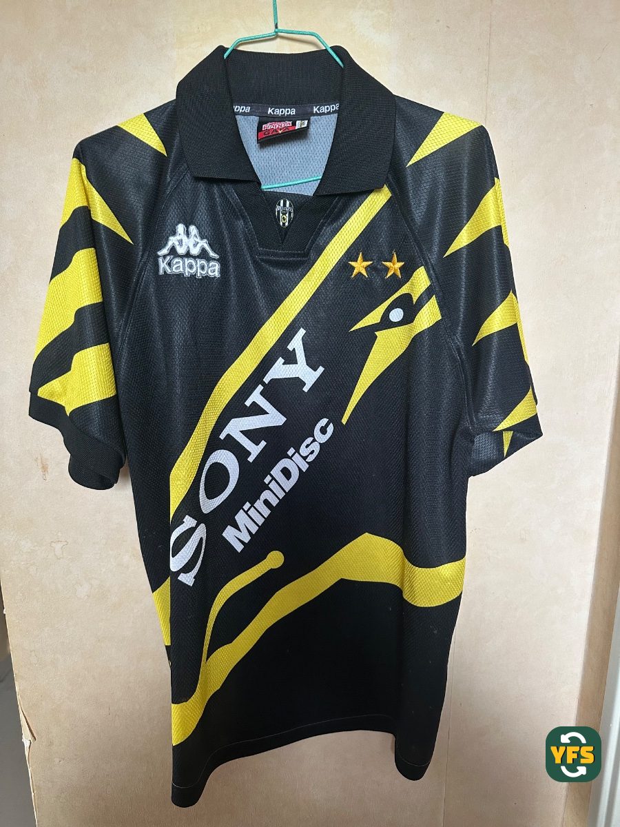Juventus Turin 1996-1997 Third Store Version Kappa - YourFootballShirt - Photo 1