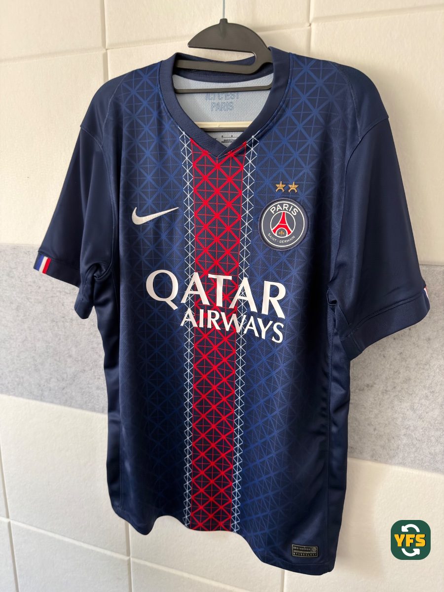 PSG 2025-2026 Home Store Version Nike Champions D’Europe - YourFootballShirt - Photo 1
